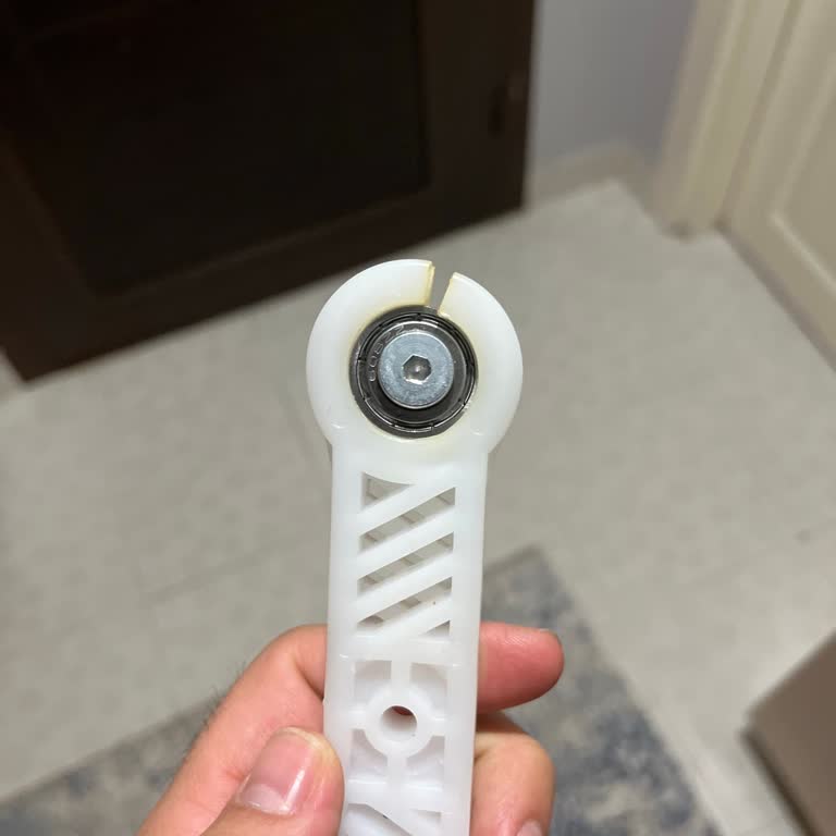 Beşik Sallama Aparatı Kırıldı, Yedek Parça Bulunamıyor