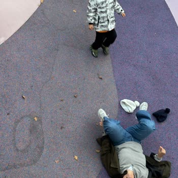 Kaygan Zemin Nedeniyle Parkta Ciddi Kaza Ve Güvenlik Riski