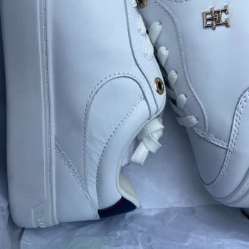 Defolu Ve Kirli Ayakkabı, Yavaş Değişim Süreci: Güvenim Sarsıldı