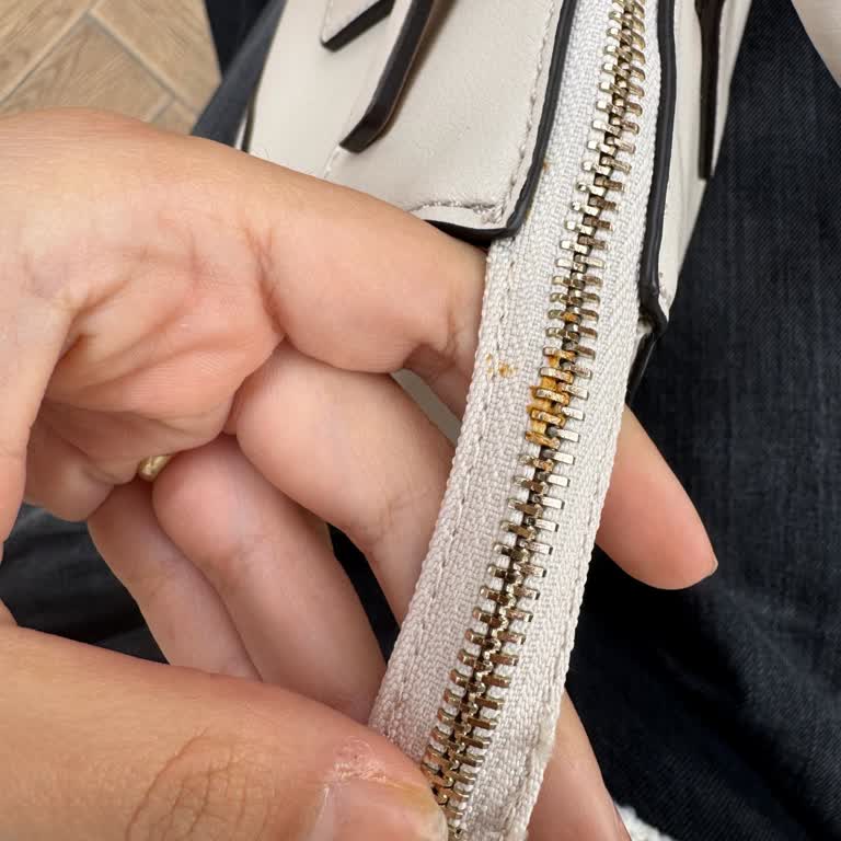 Yeni Alınan Guess Çantada Kısa Sürede Dikiş Atması Ve Fermuarda Paslanma Sorunu