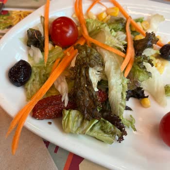 Tavuk Dünyası'nda Taze Olmayan Yemek Ve İlgisiz Hizmet