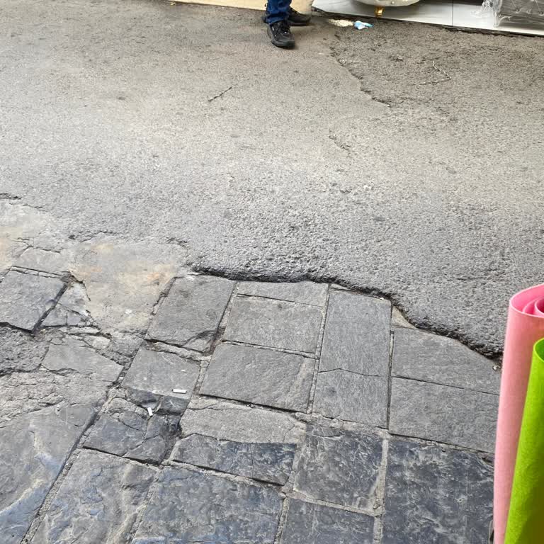 Kemeraltı 904 Sokak'taki Bozuk Yol Yayalar İçin Tehlike Saçıyor