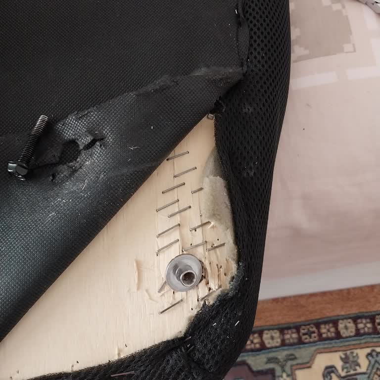 Garanti Kapsamında Tamir Edilen Sandalye Kısa Sürede Tekrar Bozuldu, Dönüş Yapılmıyor