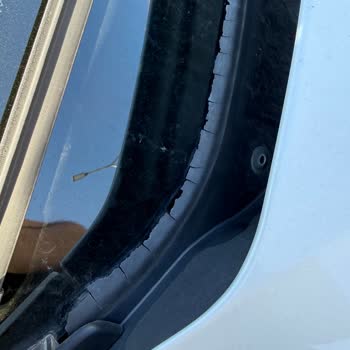 BMW 320i Ön Cam Fitilinde Süregelen Deformasyon Ve Çözüm Eksikliği