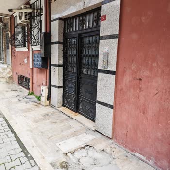 Kaldırım Onarımı Yapılmadı, Yayalar İçin Tehlike Oluştu