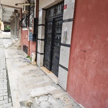 Kaldırım Onarımı Yapılmadı, Yayalar İçin Tehlike Oluştu