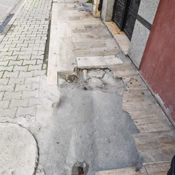 Kaldırım Onarımı Yapılmadı, Yayalar İçin Tehlike Oluştu