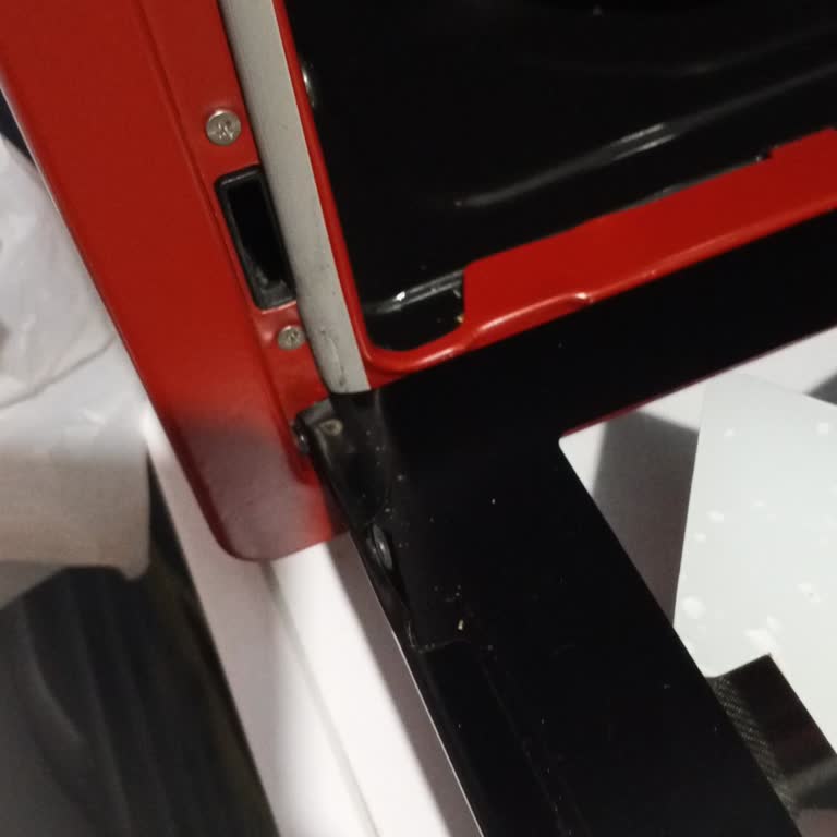 Yeni Alınan Midi Fırının Kapağı Kısa Sürede Kırıldı