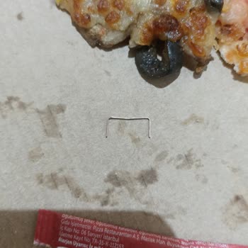 Domino’s Pizza’dan Aldığım Pizzadan Kıl Ve Zımba Teli Çıktı, Ücret İadesi Talebim Reddedildi