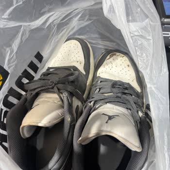 Kısa Sürede Yırtılan Air Jordan Ayakkabıya Olumsuz İnceleme Sonucu