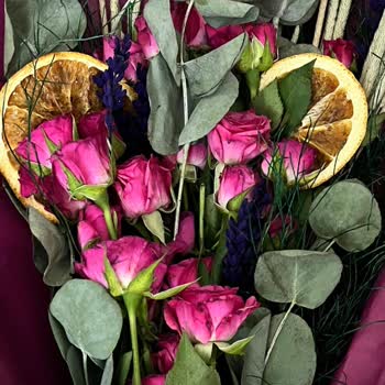 Öğretmenler Günü'nde Solmuş Ve Yanlış Çiçek Teslimatı Mağduriyeti