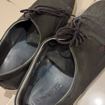 Az Kullanılmış Ayakkabının Tabanı Ve Yanları Kısa Sürede Deforme Oldu