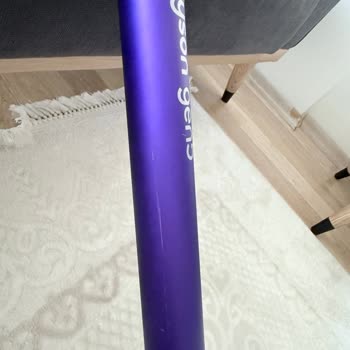 Yeni Satın Alınan Dyson Süpürgenin Çizikli Parçasının Hızla Değiştirilmesini Talep Ediyorum