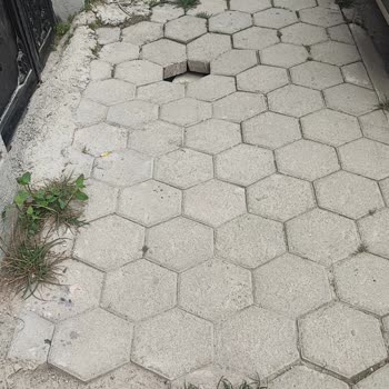 Çamlıca Mahallesi'nde Bir Yıldır Onarılmayan Tehlikeli Kaldırım Sorunu