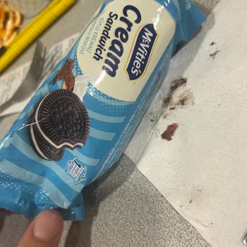 Aldığım Bisküvinin İçinden Plastik Parça Çıktı, Güvenim Sarsıldı