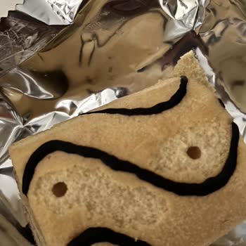 Aldığım Keklerin İçi Boş Ve Delik Çıktı Mağduriyetim Giderilmiyor