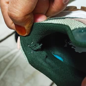 FLO Ayakkabı Kısa Sürede Yırtılan Ayakkabı Ve Mağaza İlgisizliği