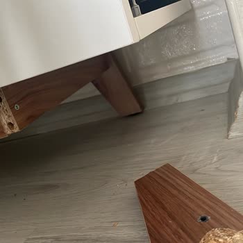 Küçük Kızımın Hayatı Tehlikeye Girdi, TV Ünitesi Ayağı Aniden Kırıldı!