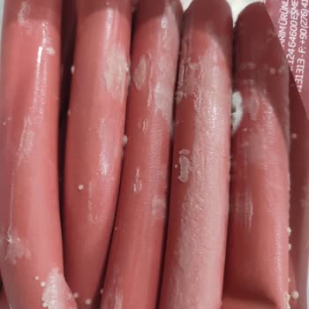 Son Kullanma Tarihi Geçmemiş Sosislerde Beyaz Noktalar Ve Bozulma Şoku