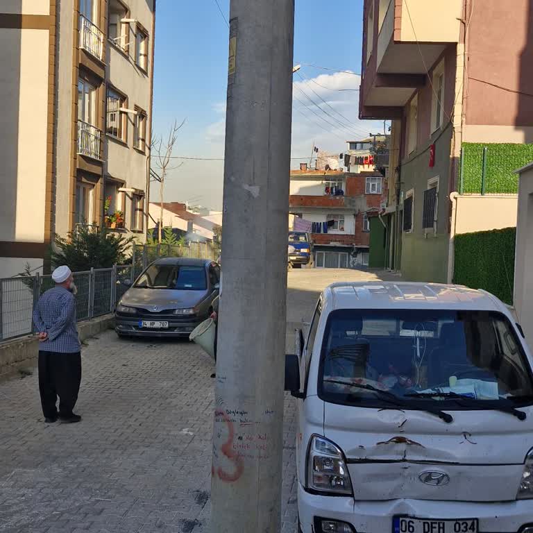 Sokak Ortasındaki Elektrik Direği Araç Ve Park Sorununa Neden Oluyor, Taşınmasını Talep Ediyorum