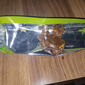 Eti Antep Fıstıklı Çikolatayı Yerken Ürünün İçinde Kurt Olduğunu Fark Ettim