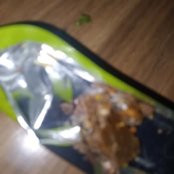 Eti Antep Fıstıklı Çikolatayı Yerken Ürünün İçinde Kurt Olduğunu Fark Ettim