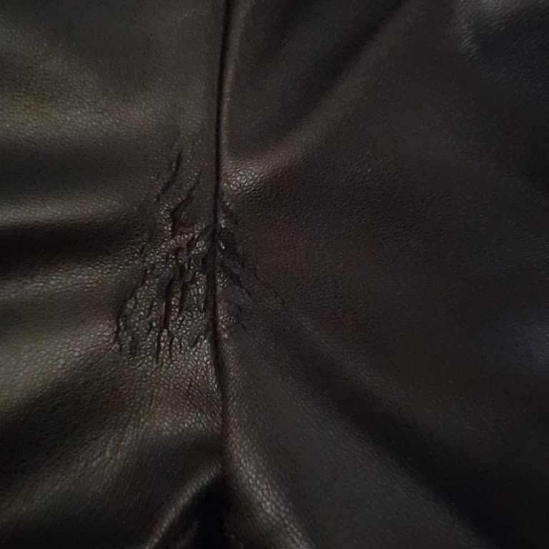 DeFacto'dan Alınan Deri Pantolonun Ön Kısmı Döküldü, Firma İlgilenmedi