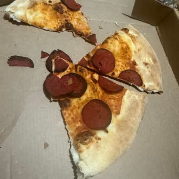 Domino's Pizza Gece Geç Gelen Ve Yanık Pizzalar Nedeniyle Mağduriyet!