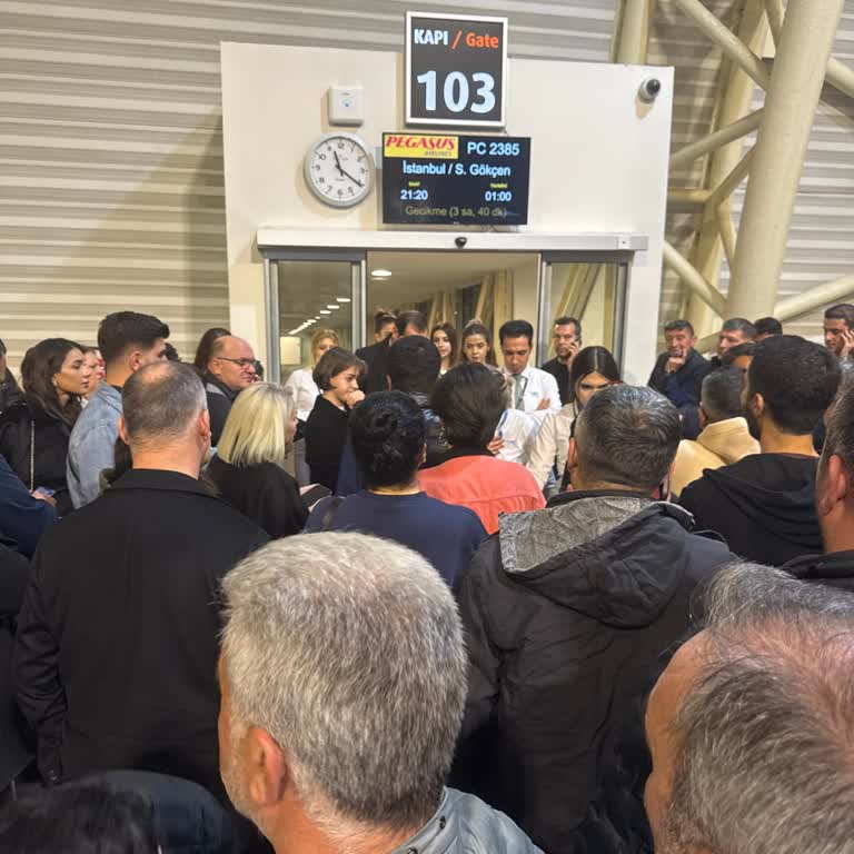 Uçağın Saatlerce Kalkmaması Ve Yolculara Bilgi Verilmemesi Mağduriyet Yarattı