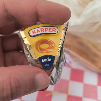 Karper Üçgen Peynirde Böcek Bacağı Ve Yetersiz Firma Yaklaşımı