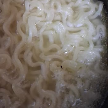 Noodle Ürününden Çıkan Sinek Nedeniyle Gıda Güvenliği Endişesi