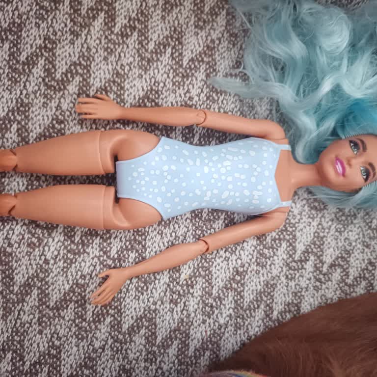 Aldığım Barbie Bebeğin Eli Ters Takılmış, Kızım Çok Üzüldü