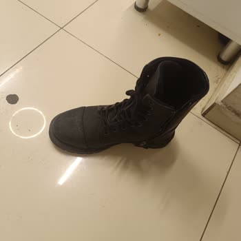 Su Geçirmez Botun Su Alması Ve Mağazada Yetersiz İlgi