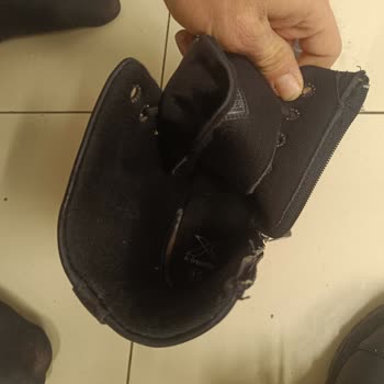 Su Geçirmez Botun Su Alması Ve Mağazada Yetersiz İlgi