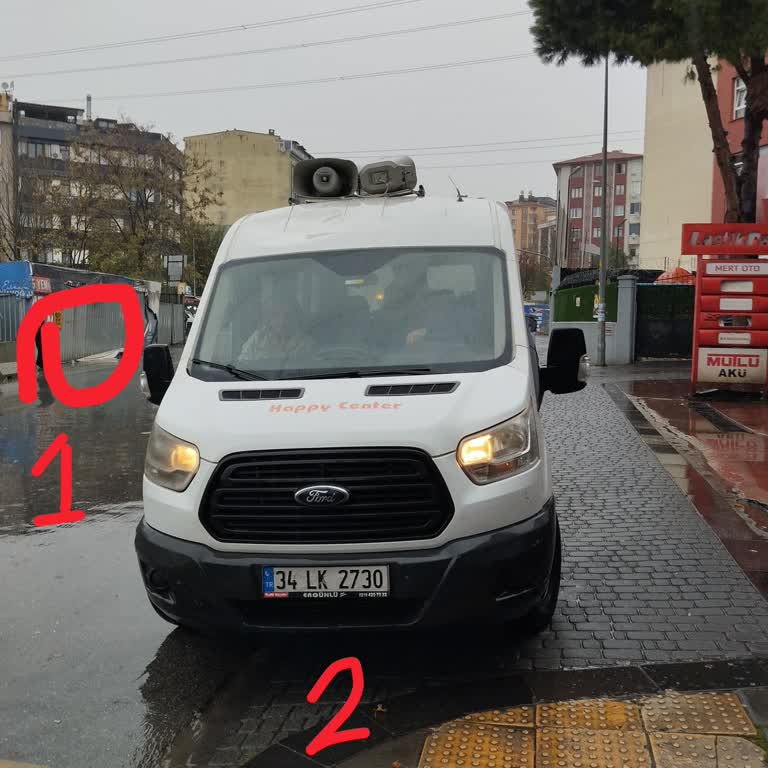 Yağmurlu Havada Yaya Geçişini Engelleyen Servis Şoförü Ve Saygısız Davranış