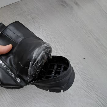 Bambi Ayakkabı Botun Tabanı Çok Kısa Sürede Parçalandı Ve Ürün Kullanılmaz Hale Geldi