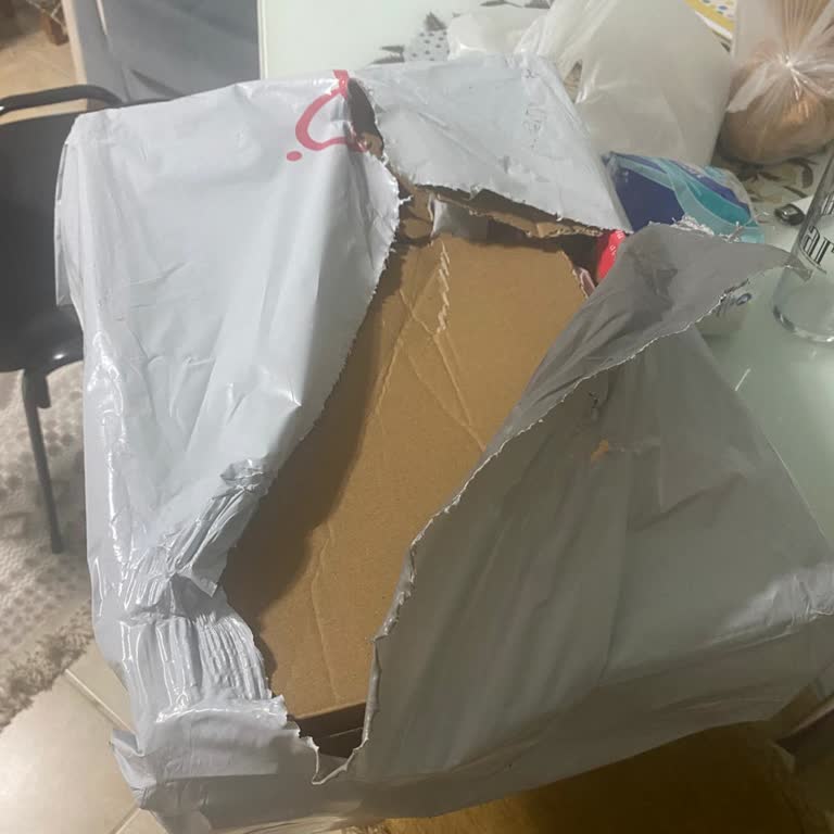 Hasarlı Ve Güvensiz Kargo Teslimatı Sonrası Çözüm Bekliyorum