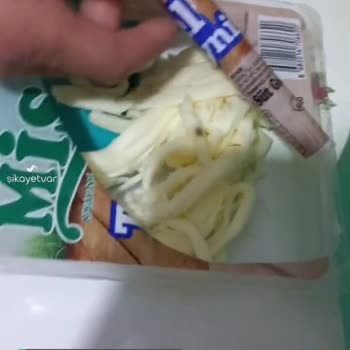 Mis Son Kullanma Tarihine Daha Vakit Olmasına Rağmen Çıkan Küflü Peynir!