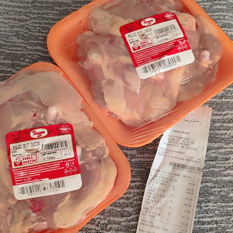 BİM'den Alınan Tavukta Yırtık Son Kullanma Tarihi Etiketi