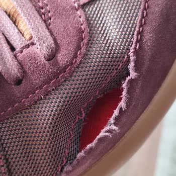 Sadece İki Kez Giyilen Ayakkabının Dikişleri Söküldü