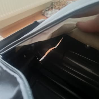 Ajet Uçuşunda Bagajım Kırık Teslim Edildi, İlgisizlik Mağdur Etti