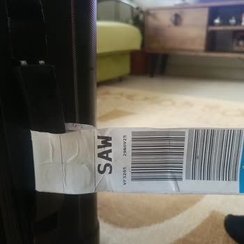 Ajet Uçuşunda Bagajım Kırık Teslim Edildi, İlgisizlik Mağdur Etti