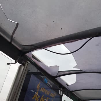 İstanbul Büyükşehir Belediyesi Kadıköy 130ş Durağında Tehlikeli Kırık Cam Sorunu