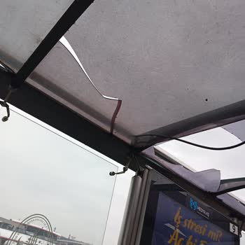 İstanbul Büyükşehir Belediyesi Kadıköy 130ş Durağında Tehlikeli Kırık Cam Sorunu