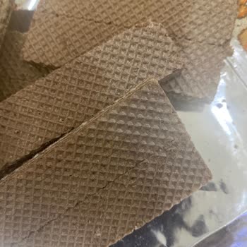 Bayat Ve Bozulmuş Gofretle Karşılaştım