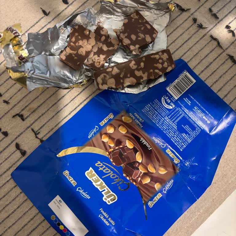 Bozuk Görünümlü Ülker Kare Fındıklı Çikolata Ve Gıda Güvenliği Endişesi