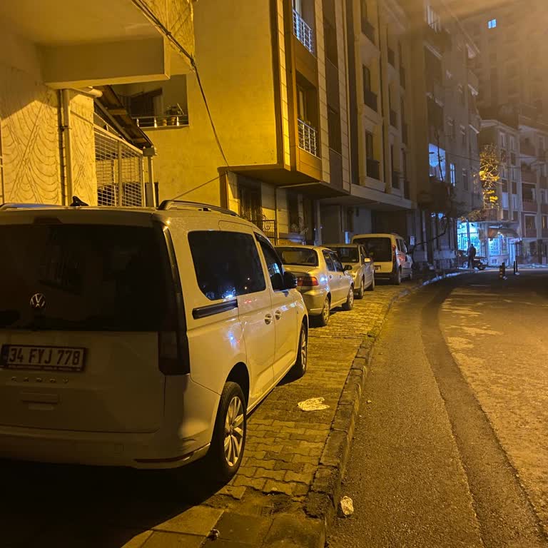 Bağcılar Demirkapı Mahallesi'nde Kaldırımlar Araçlarla Dolu, Yaya Güvenliği Tehlikede