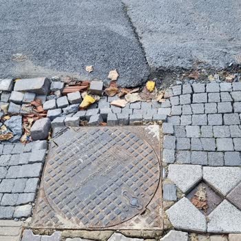 Kaldırım Tadilatı Gecikmesi Yaya Ve Araç Güvenliğini Tehlikeye Atıyor