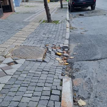 Kaldırım Tadilatı Gecikmesi Yaya Ve Araç Güvenliğini Tehlikeye Atıyor