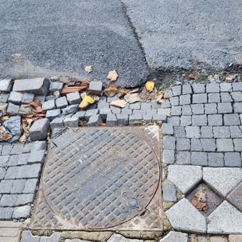 Kaldırım Tadilatı Gecikmesi Yaya Ve Araç Güvenliğini Tehlikeye Atıyor